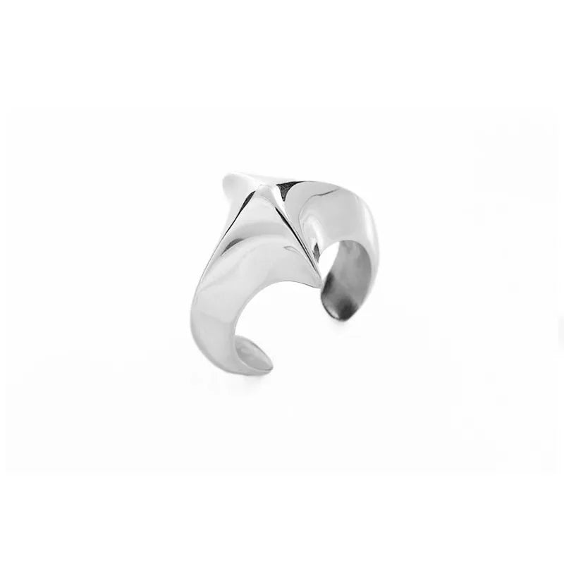 Anillo de metal brillante para hombre